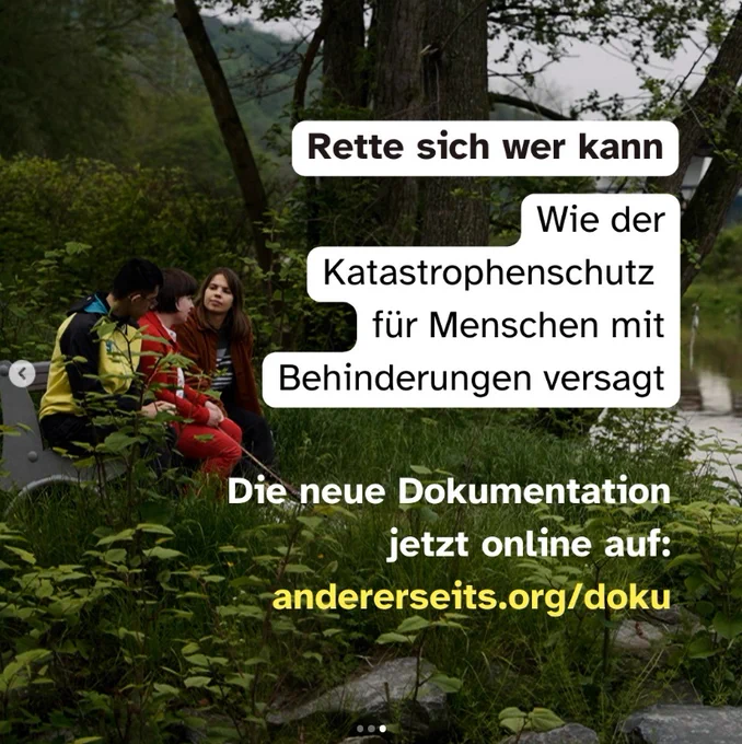 Foto von drei Menschen, die am Rande eines Fluss in der Natur sitzen. Rechts auf dem Foto der Text: "Rette sich wer kann. Wie der Katastrophenschutz für Menschen mit Behinderungen versagt." Die neue Dokumentation jetzt online auf: andererseits.org/doku