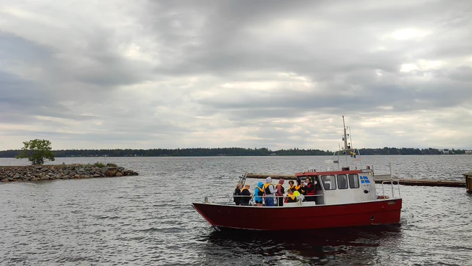 Students on research vessel