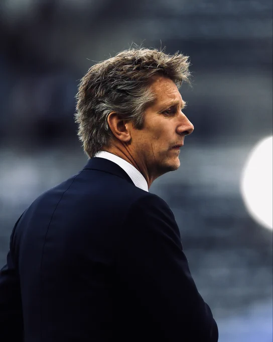 A side profile of Edwin van der Sar.