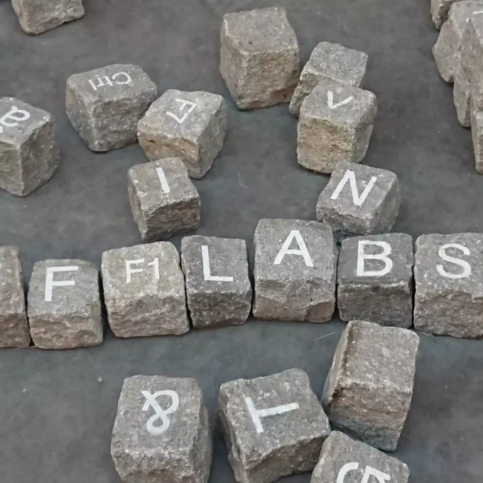 Pavés abécédaire on peut lire Rfflabs 