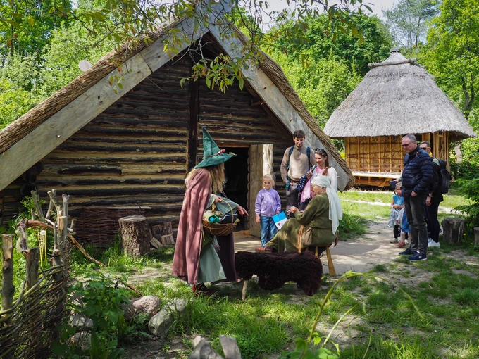 Besuchende lernen das Leben im Mittelalter im Museumsdorf Düppel realistisch kennen. ©Stadtmuseum Berlin | Fiona Hirschmann.