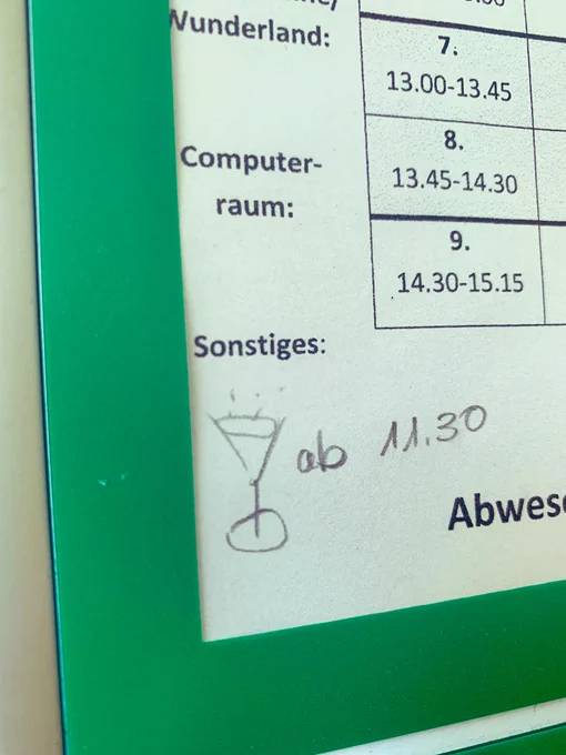 Auf dem Vertretungsplan steht „ab 11.30@. Daneben ein Cocktailglas.
