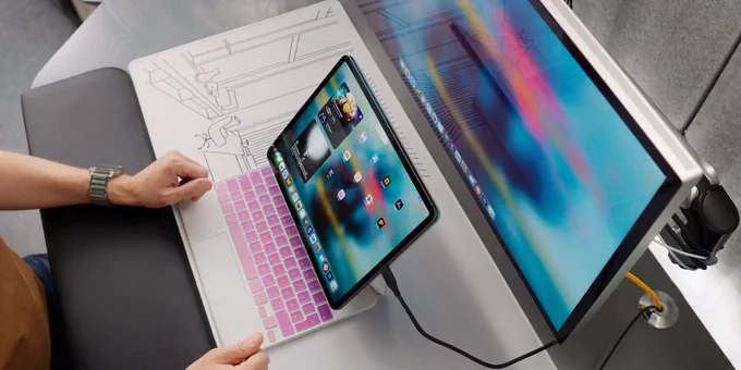 Screenshot aus dem Video zeigt iPad am Studio Display.