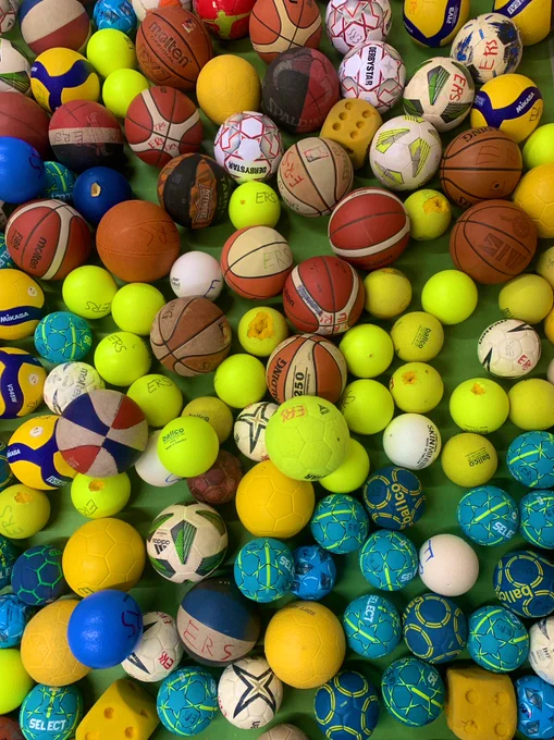 Viele bunte Bälle aus der Sporthalle. Von oben fotografiert.