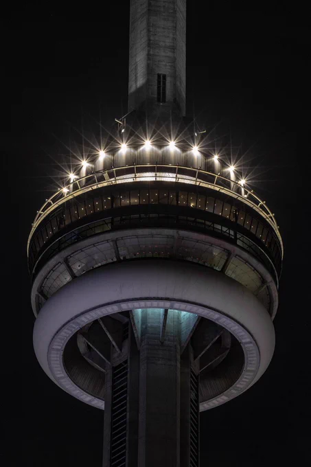 Closeup of the CN Tower at night with lights dimmed / Gros plan de la Tour CN la nuit avec les lumières tamisées