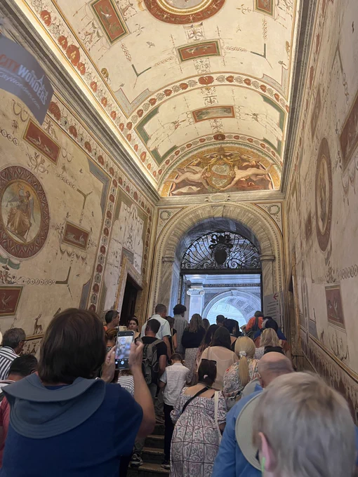 Queue of people in the Vatican museums