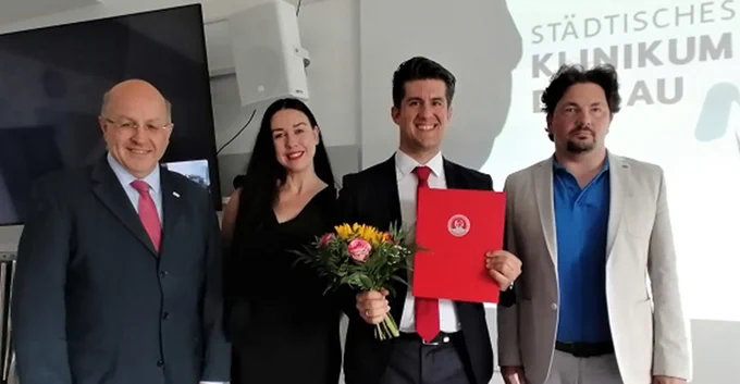 Univ.-Prof. Dr. med. Christos C. Zouboulis, Miriam Mircea und ihr Ehemann Dr. Georgios Nikolakis sowie Prof. Dr. Dawid Pieper (von links) nach der erfolgreichen Antrittsvorlesung. Das Foto stammt von der Medizinischen Hochschule Brandenburg.