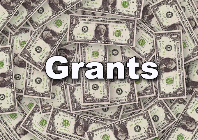 Picture of money with the word "GRANTS"