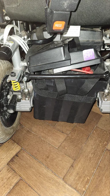 Se observa una caja de baterías rota atada con precintos.