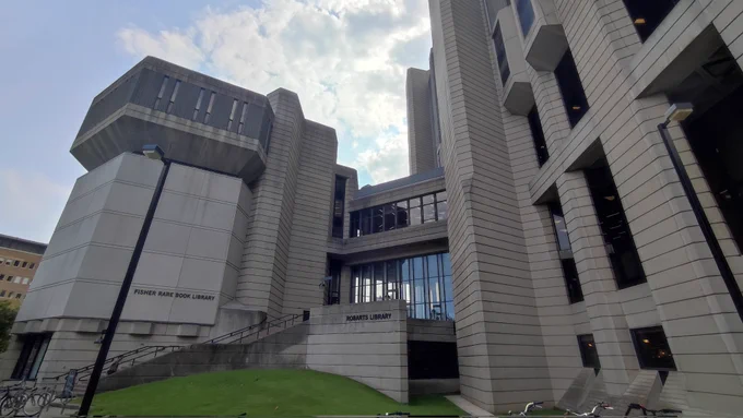 Das Gebäude von außen, eher Brutalusmus als schön, eigentlich nur Beton mit Ecken und Kanten 