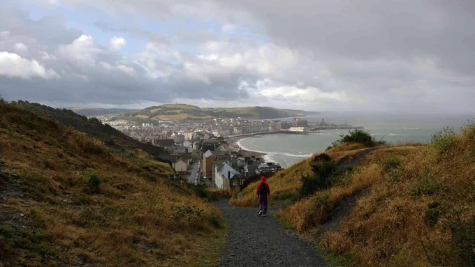 A photo of Aberystwyth town, taken from the footpath down the cliff to the north.