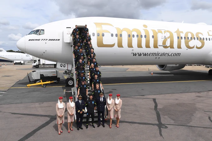 The Arsenal 2023 US Tour squad posing for a picture whilst boarding an Emirates flight.