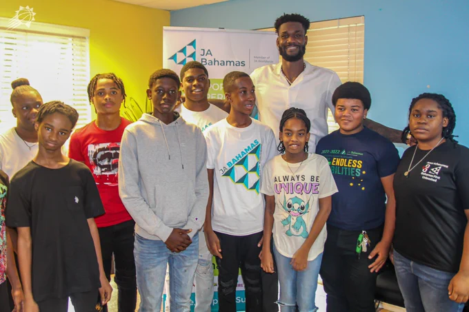 Deandre Ayton poses for a picture with the recipients of his $10K donation. 
