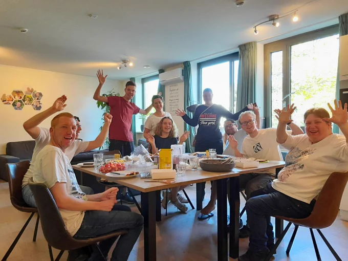 jongeren aan tafel