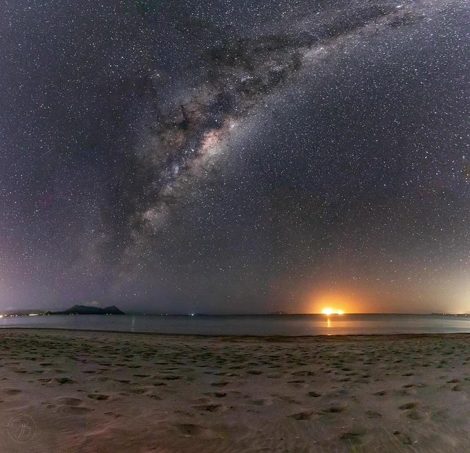 In terms of size, their heads weren't that small for those in the know, but they were dwarfed by the presence of the Galactic Core. The orange on the horizon was ships moored in the harbor waiting to come in.