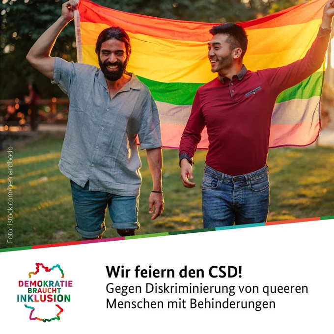 Fotokachel: Ein fröhliches Paar steht auf einer Wiese. Sie halten gemeinsam eine Regenbogenflagge hoch. Der Mann links im Bild trägt eine Beinprothese. Darunter das Logo „Demokratie braucht Inklusion“ und der Text „Wir feiern den CSD! Gegen Diskriminierung von queeren Menschen mit Behinderungen“.