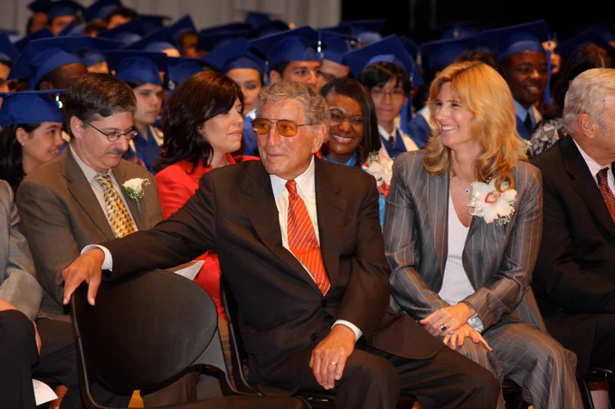 This photo shows Tony Bennett with a group of graduating seniors.