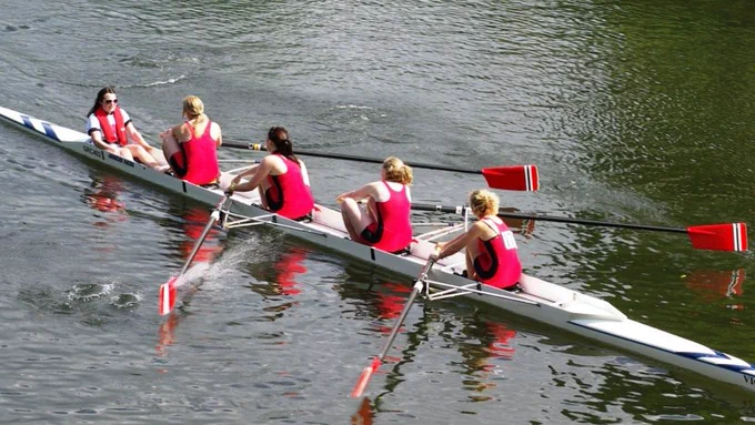Women Rowing (CC Flickr/Kanu101). Donem la benvinguda a les noves sòcies a la Xarxa d'Economia Solidària (XES)