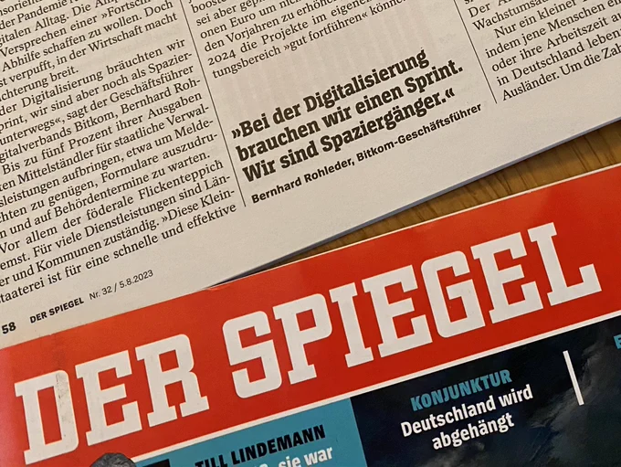 Aktuelle Ausgabe der Zeitschrift „Der Spiegel“. Einer der Artikel auf der Startseite lautet: „Konjunktur: Deutschland wird abgehängt“. Im Text erscheint das Zitat von Bernhard Rohleder: „Bei der Digitalisierung brauchen wir einen Sprint. Wir sind Spaziergänger.“