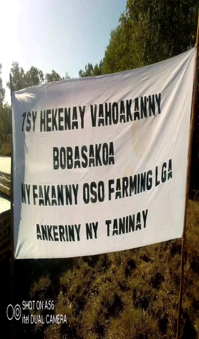 La banderole dit : Nous, habitants de Bobasakoa, n’acceptons pas que LGA 0S0 Farming prenne nos terres de force