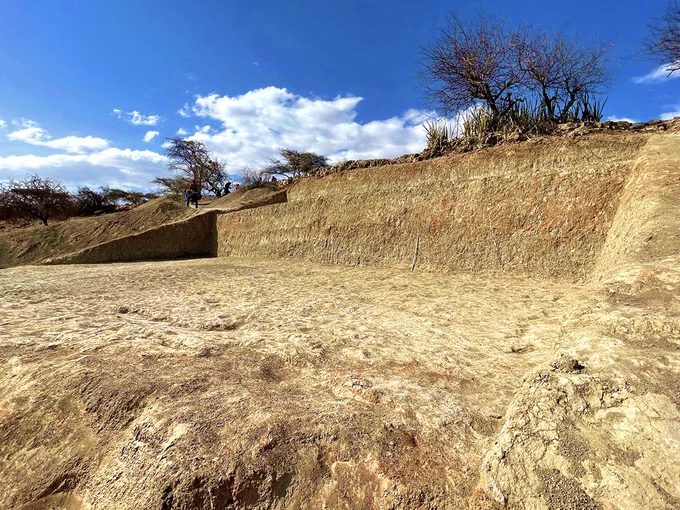 Lacustrine sediments from Bed IV: Contact with Bed III is immediately below the foreground, while the limestone all the way up top is the Masek. Middle Pleistocene Transition, 0.9-0.8Ma