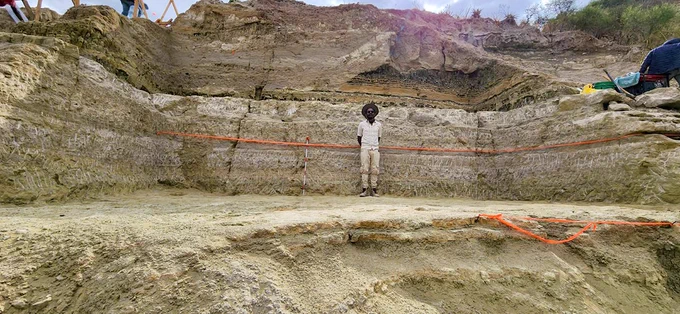 Elang'ata Oljurusi, Fluvial sediments from Lower/Middle Bed II. 
Orange tuffaceous layer in the foreground was deposited in a lacustrine environment and lies 3 m above Tuff IF