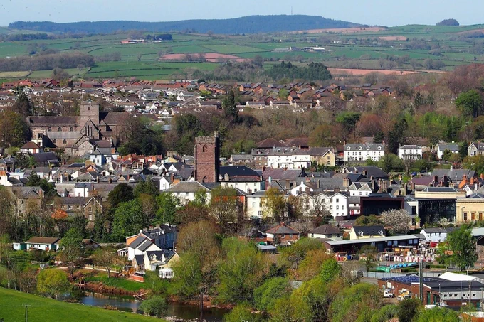 Photo view St Mary’s Church in Brecon, Wales