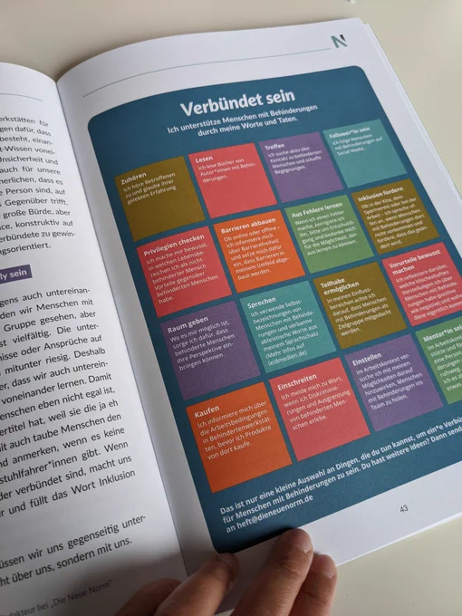 Foto des Printmagazins Die Neue Norm. Zu sehen ist eine Seite mit bunten Kästchen, in denen Text steht. Es handelt sich um ein Bingo-Blatt zum Thema "Verbündet sein".