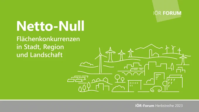 Veranstaltungsflyer. Grüner Hintergrund. Rechts unten eine Grafik, die eine Siedlung zeigt, Photovoltaikanlagen, Windräder, Stromtrassen, Häuser, Stadtgrün, Autos, ÖPNV. Schriftzug: Netto-Null - Flächenkonkurrenzen in Stadt, Region und Landschaft. 