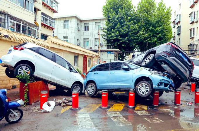 3 cars wrecked by one set of bollards.