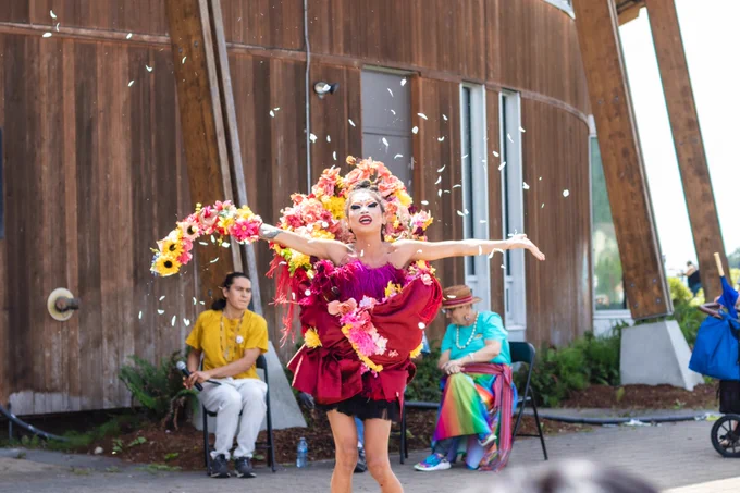 Drag queen Abb 'Original performing and throwing flower pedals