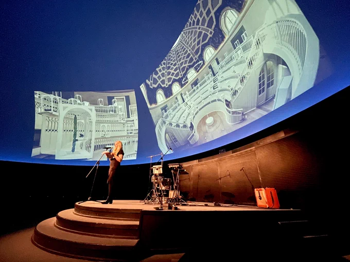 Marlene Bart auf der Bühne des Planetariums mit Hintergrundfotos ihrer Ausstellung im Tieranatomischen Theater, Fotos: Nadja Tata/ MfN Berlin