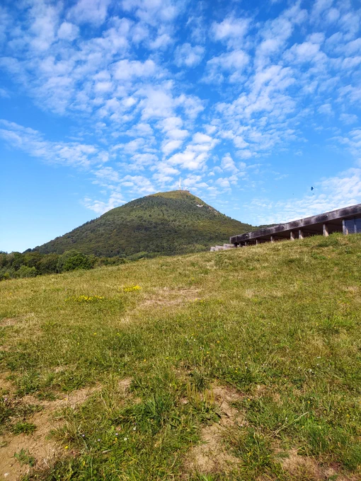 Vue sur le puy de Dôme depuis la gare du panoramique