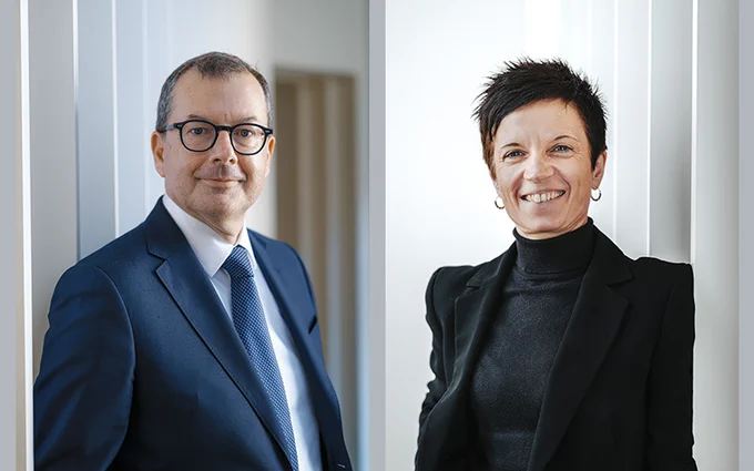Photo de Raymond LE MOIGN (à gauche), directeur du cabinet du ministre de la Santé et de la Prévention et de Virginie VALENTIN (à droite), Directrice Générale par intérim des HCL