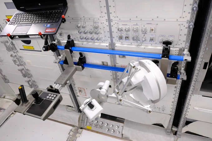 Im Columbus-Modul der Internationalen Raumstation ISS befindet sich das Robot Command Terminal für die Surface-Avatar-Experimente. Neben einem Laptop mit grafischer Benutzeroberfläche verfügt der Kommandierende über zwei Eingabe-Stationen: Über den Joystick sigma (links) lassen sich die Bewegungs- und Blickrichtungen der verschiedenen Roboter auf intuitive Art steuern. Und mit dem Interaktionsgerät (rechts) kann NASA-Astronaut Frank Rubio die Arme der Roboter steuern und zum Beispiel den Arm von DLR-Roboter Rollin' Justin bewegen als ob es sein eigener wäre.