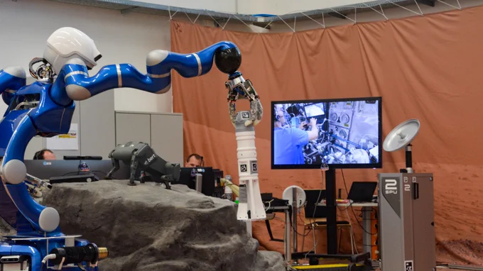 NASA-Astronaut Frank Rubio hat an Bord der ISS die Kontrolle über das Roboterteam auf dem "irdischen Mars" am DLR in Oberpfaffenhofen. Im Rahmen der ersten Surface-Avatar-Experimente hatten Mensch und Roboter die Aufgabe, ein wissenschaftliches Instrument vom Lander zu holen und im Einsatzgebiet zu platzieren.