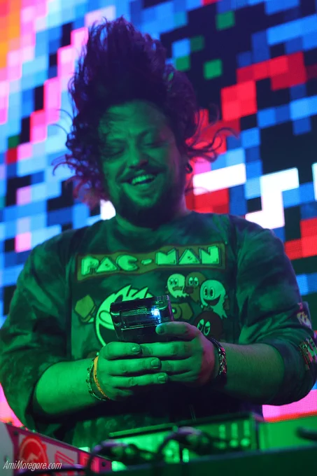 Pandastar playing gameboy on chipspace