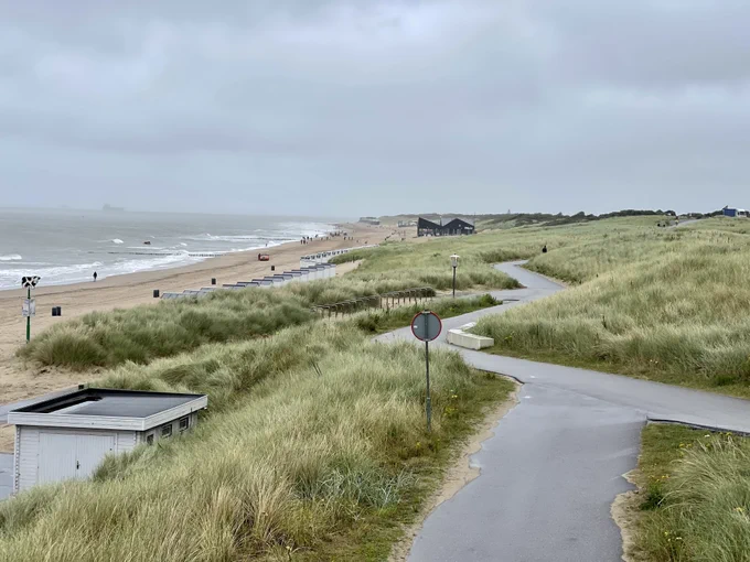 Verhard pad dat door de duinen loopt
