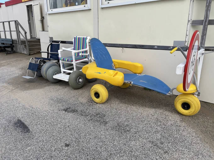Foto van verschillende soorten strandrolstoelen