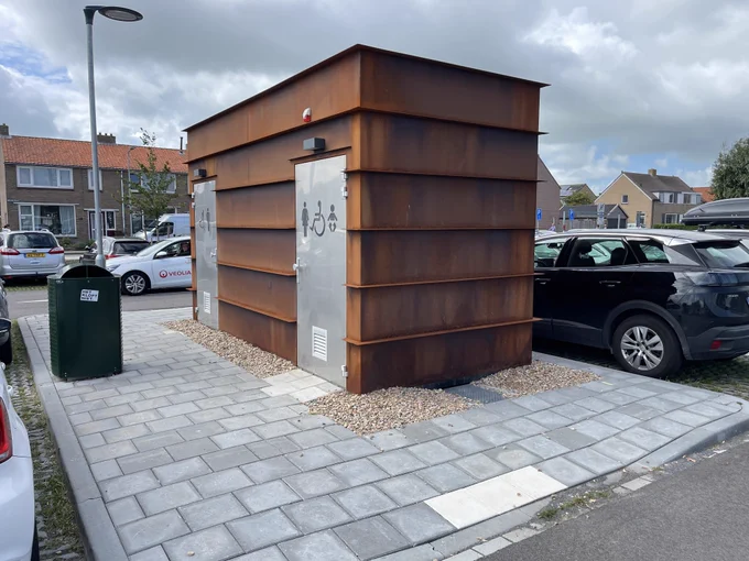Huisje met daarin een rolstoelvriendelijk toilet