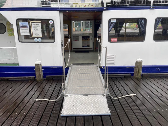 Oprijplaat om de fietsboot op te komen.