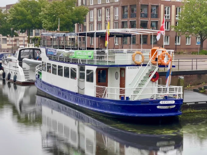 Buitenaanzicht van de fietsboot met twee verdiepingen.