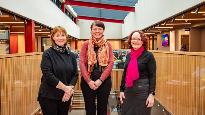 Image shows, from left to right, Eileen Martin, Manager of The Science Shop at Queen’s University; Lynsey Davis, Science Shop Secretary and Dr Emma McKenna, Science Shop Co-ordinator. they are pictured in the McClay Library.
