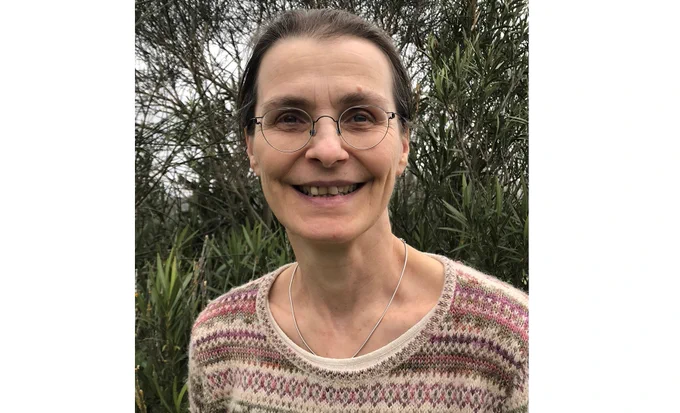 A portrait of Almut Kelber smiling