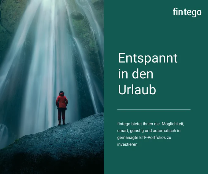 eine Person steht auf einem Felsen mit einem Wasserfall im Hintergrund