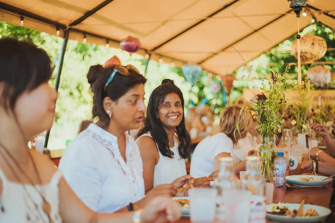 Ayuna Zomerfeest, summer festival event in the Netherlands, happy festival attendees eat with Solinatra cutlery in the beautifully decorated tent 