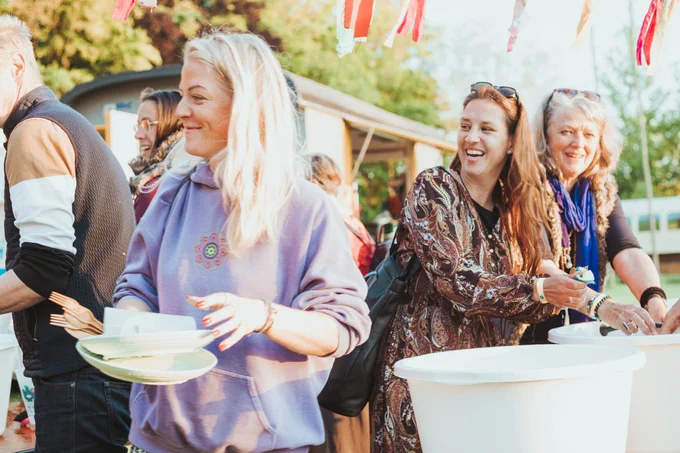 Ayuna Zomerfeest, summer festival event in the Netherlands, happy festival attendees queue for lunch with their Solinatra cutlery 