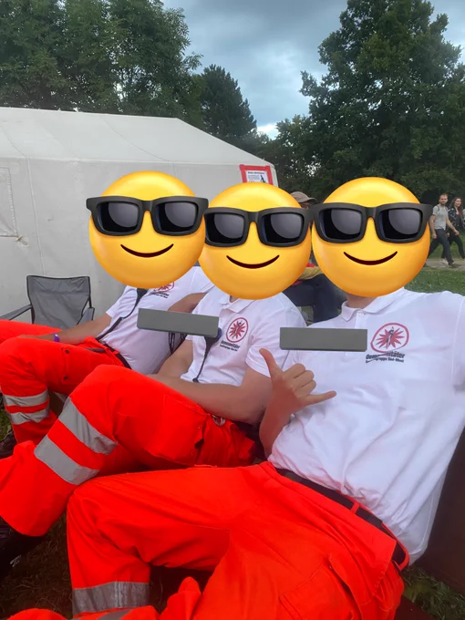 3 sanis auf ner Bank