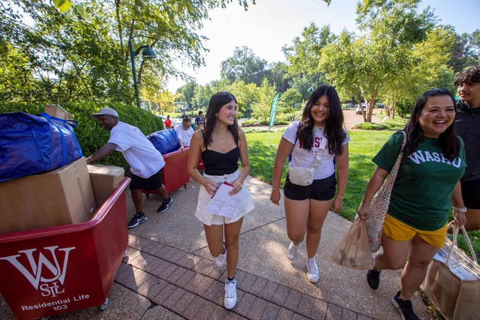 Eager #WashU27 students are bringing excitement and energy as they move into the South 40. 
