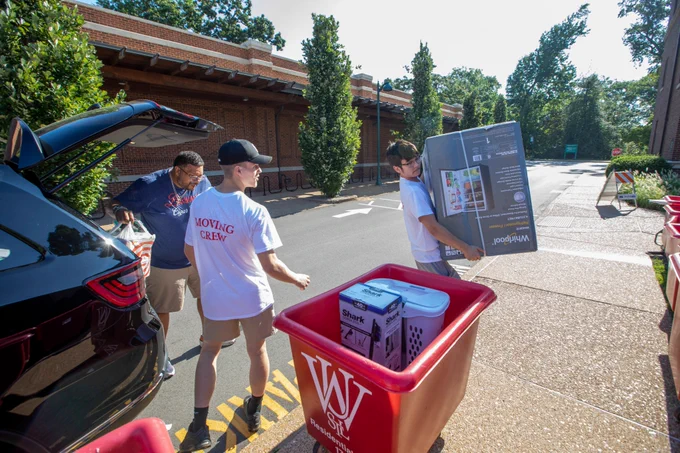 Families and students working together to unpack and settle in #WashU27 during move-in weekend. 
